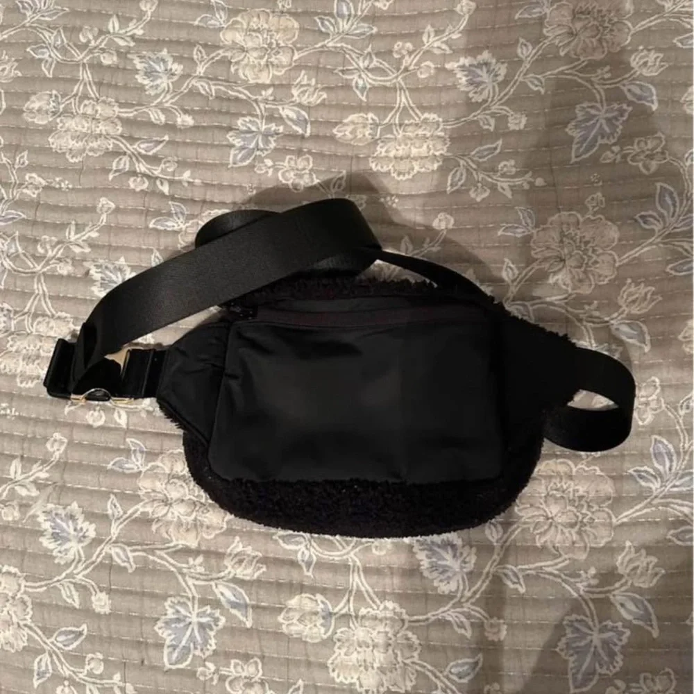 lululemon athletica Textured Black Crossbody Bag - Picture 2 of 2